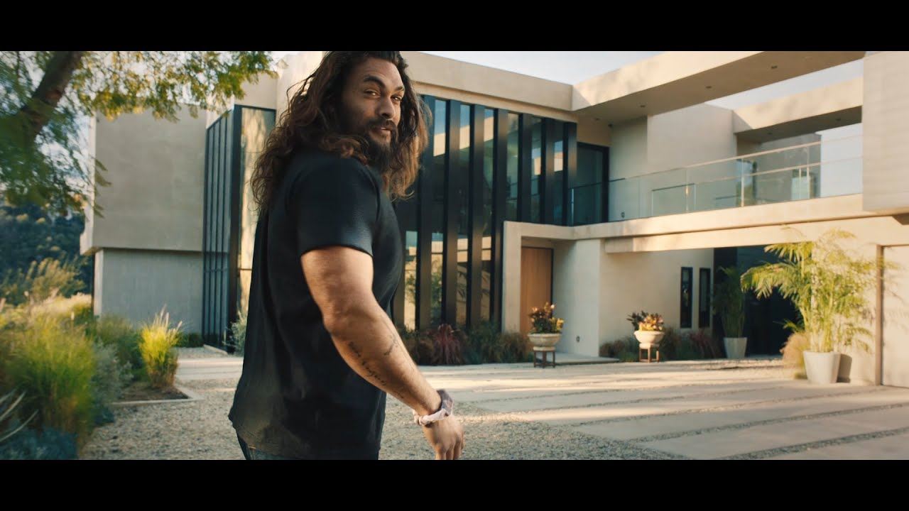 Jason Momoa ukázal v reklamách svoju pravú tvár, respektíve telo